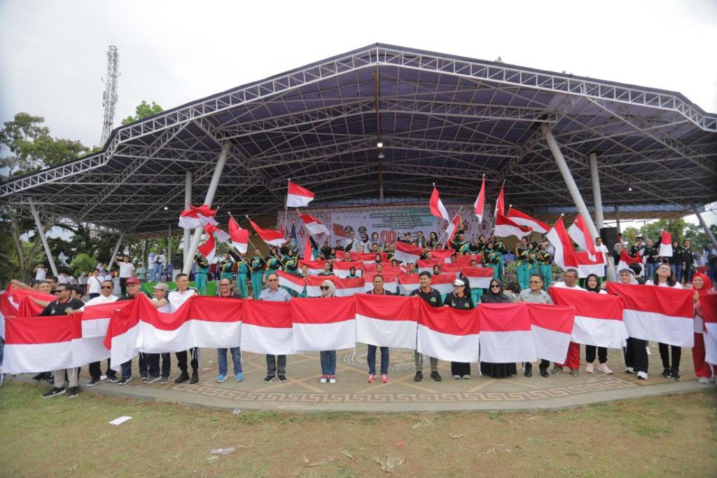 Pembentangan bendera merah putih, yang dipimpin Wali Kota Kotamobagu, Weny Gaib, dalam pembukaan rangkaian kegiatan HUT ke-80 RI di Alun–Alun Boki Hontinimbang, Rabu 6 Agustus 2025. (Foto: Diskominfo Kotamobagu)